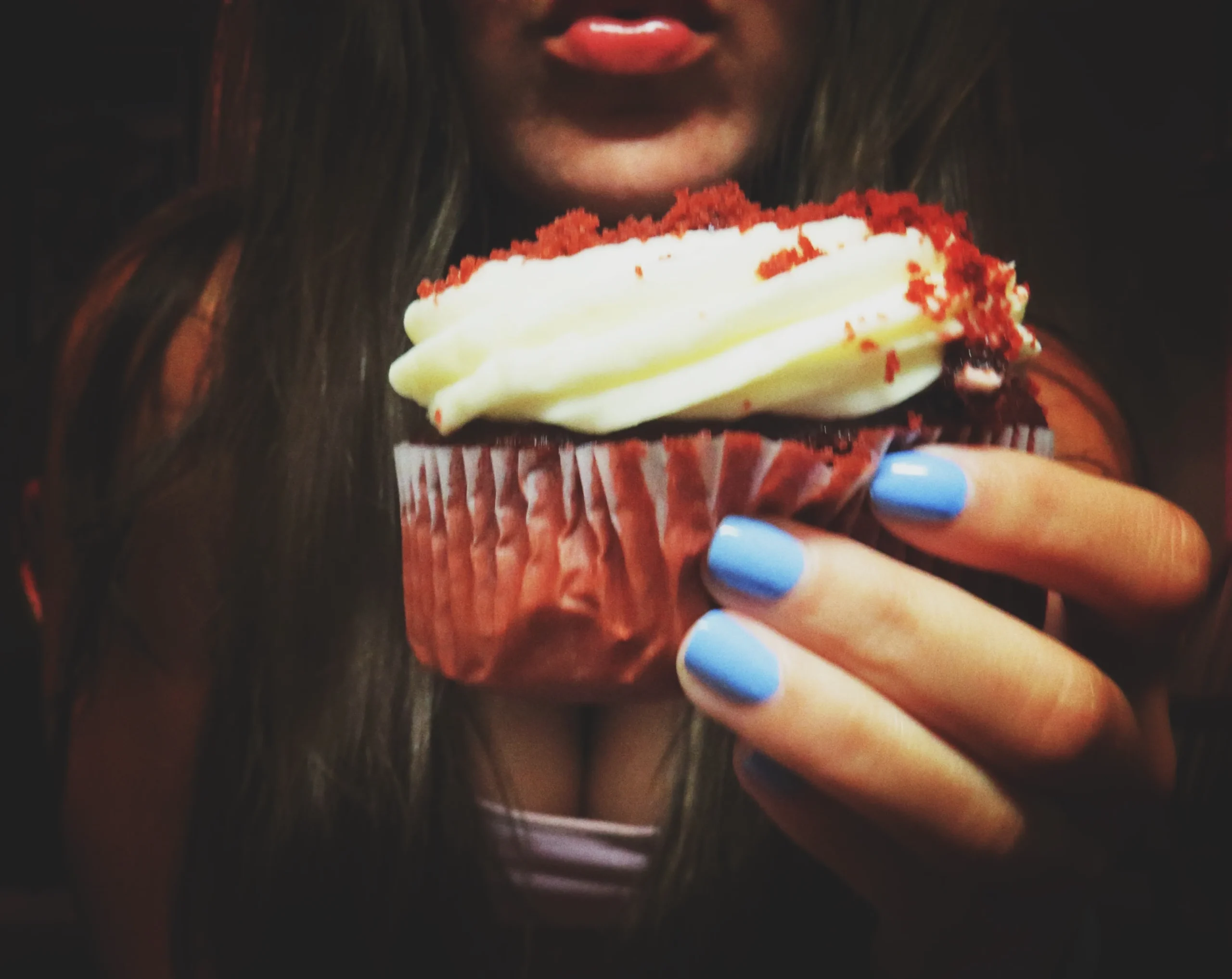 Delicious red velvet cupcakes topped with creamy cream cheese frosting, perfect for Valentine’s Day