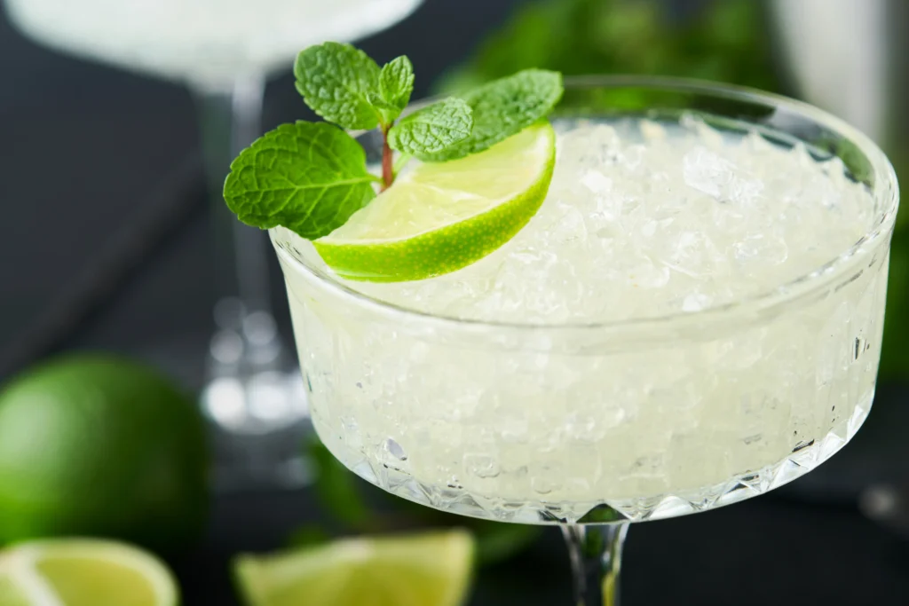 Gimlet recipe cocktail with fresh lime juice served in a chilled glass with lime garnish