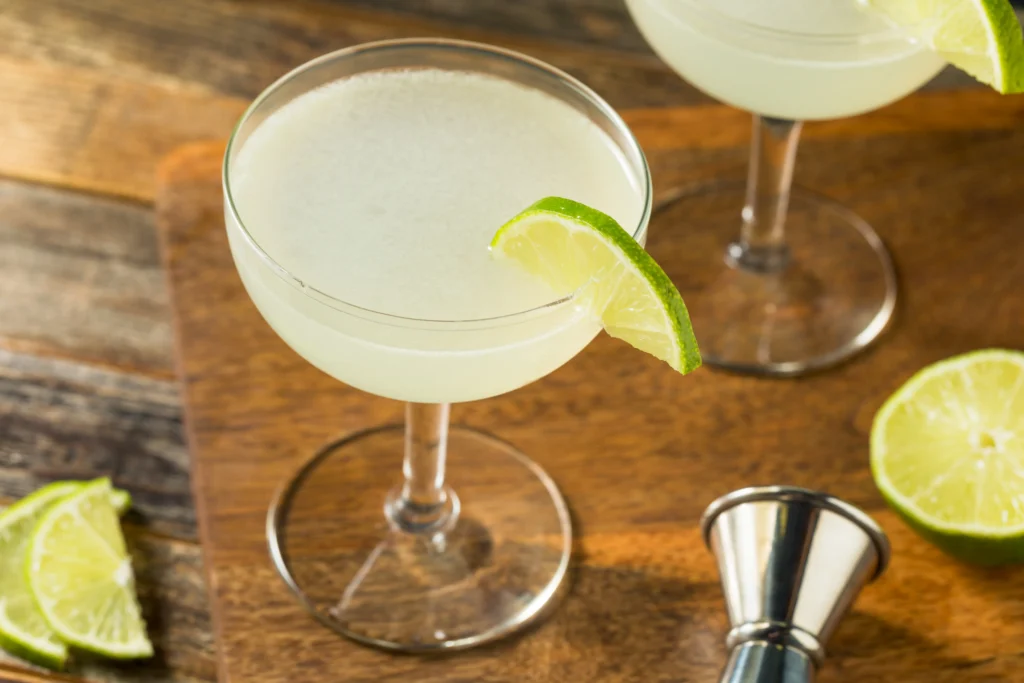 Gimlet recipe cocktail with fresh lime juice served in a chilled glass with lime garnish