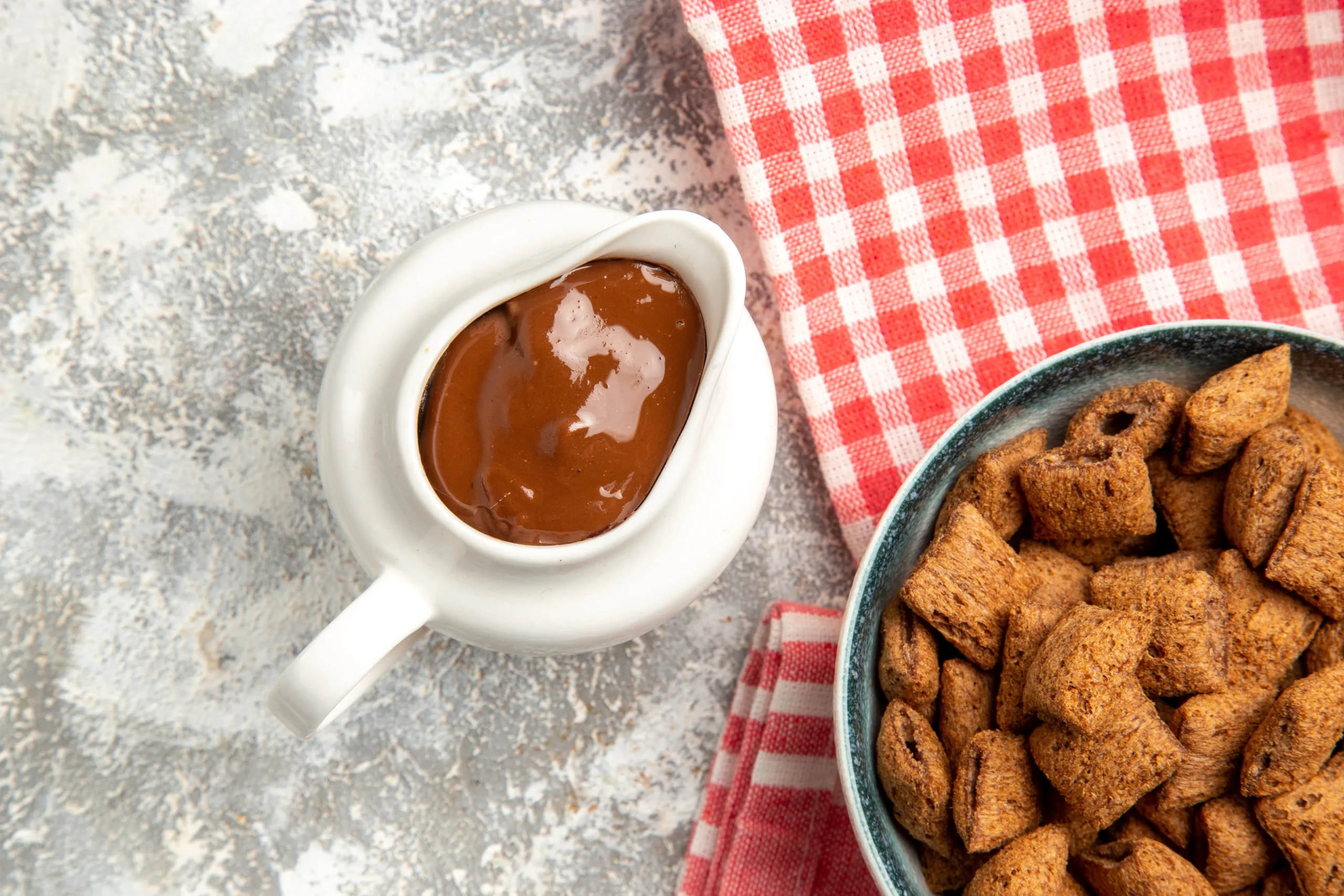 Brown gravy recipe in a skillet, rich homemade gravy with smooth texture, served with mashed potatoes.