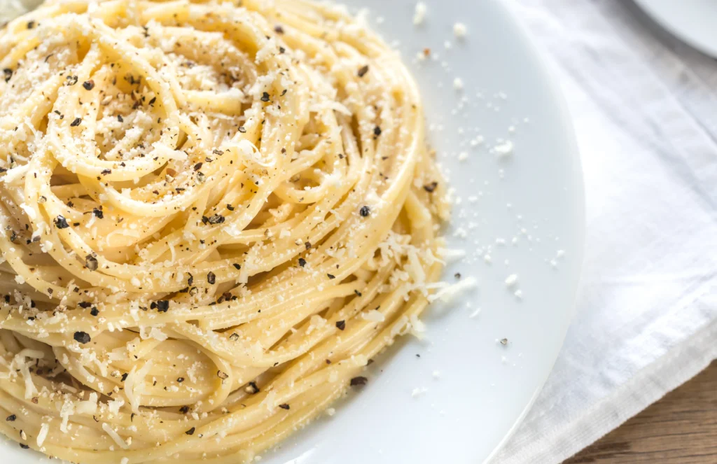 Authentic Spaghetti Cacio e Pepe Recipe with Pecorino Romano cheese and black pepper